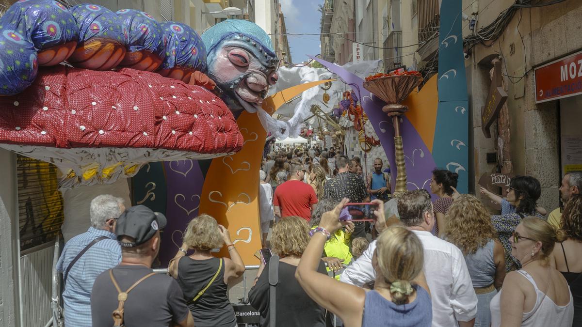 Decoración de la calle Mozart durante las Fiestas de Gràcia 2023.