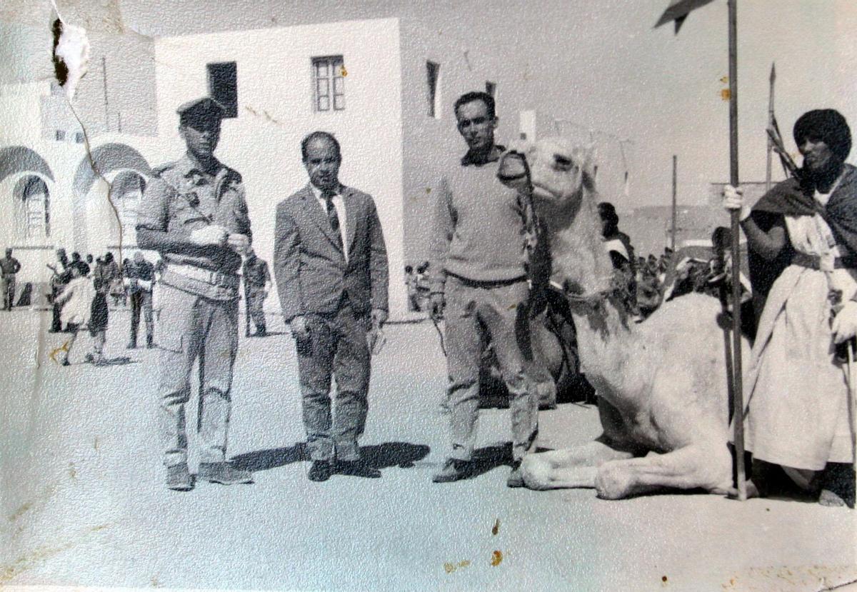 Pedro Vicario, en el Sahara Español.