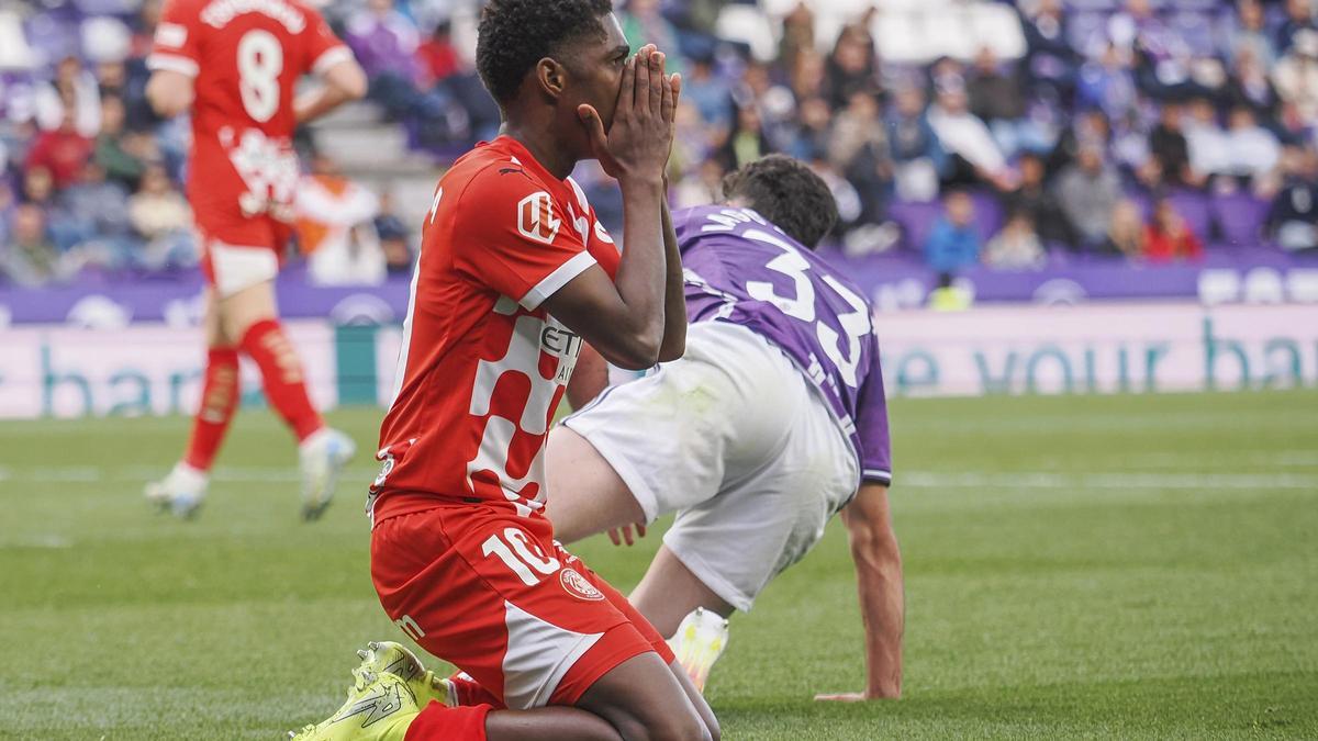 Asprilla, el delantero del Girona, se lamenta de una ocasión fallada en la primera parte ante el Valladolid.