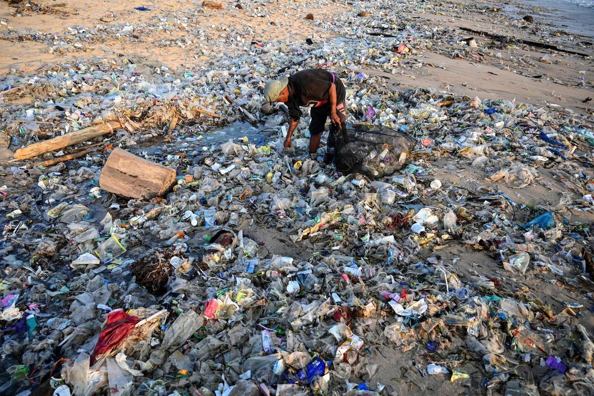 La basura se acumula en las playas de Bali tras la temporada de lluvias por la falta de gestión de residuos