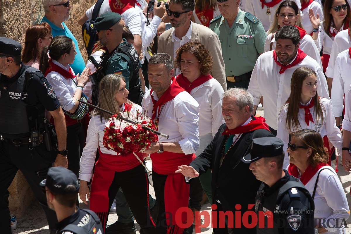 Bandeja de flores y ritual de la bendición del vino en las Fiestas de Caravaca