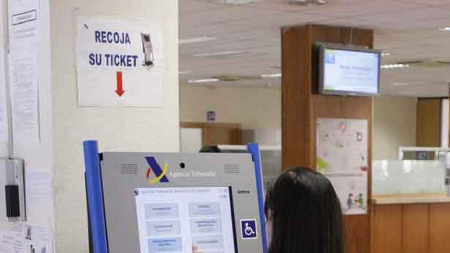 Una persona en las oficinas de Hacienda.