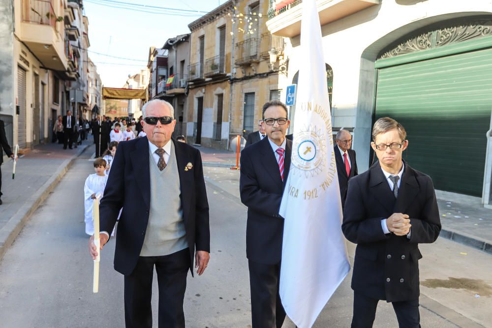 La imagen de San Vicente portada a hombros exclusivamente por varones salió en procesión por las calles de Callosa de Segura, como es tradición cada segundo lunes de Pascua