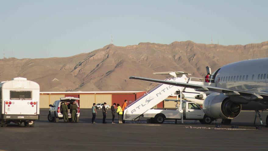 EEUU detiene a miles de migrantes en El Paso antes del fin de la deportación exprés.