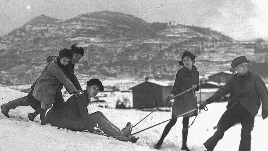 Els nens aprofitaven les nevades per jugar al Montsacopa.