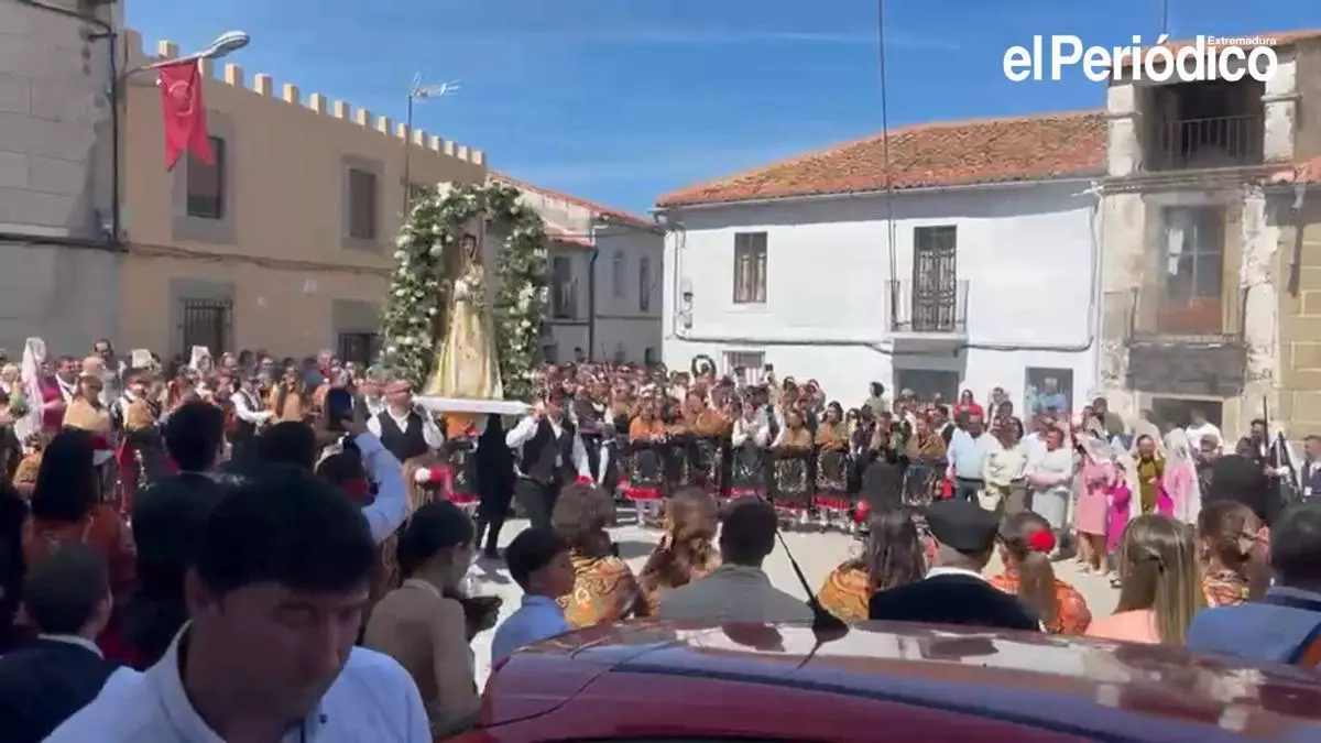Cientos de visitantes se congregan en Zarza la Mayor para celebrar el Domingo de los Tiros, una tradición centenaria