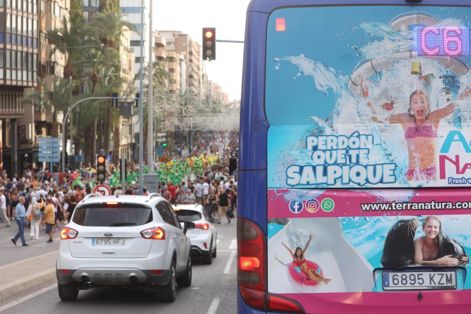 Las 89 hogueras y 20 barracas inundan las calles de Alicante con el tradicional desfile del Ninot