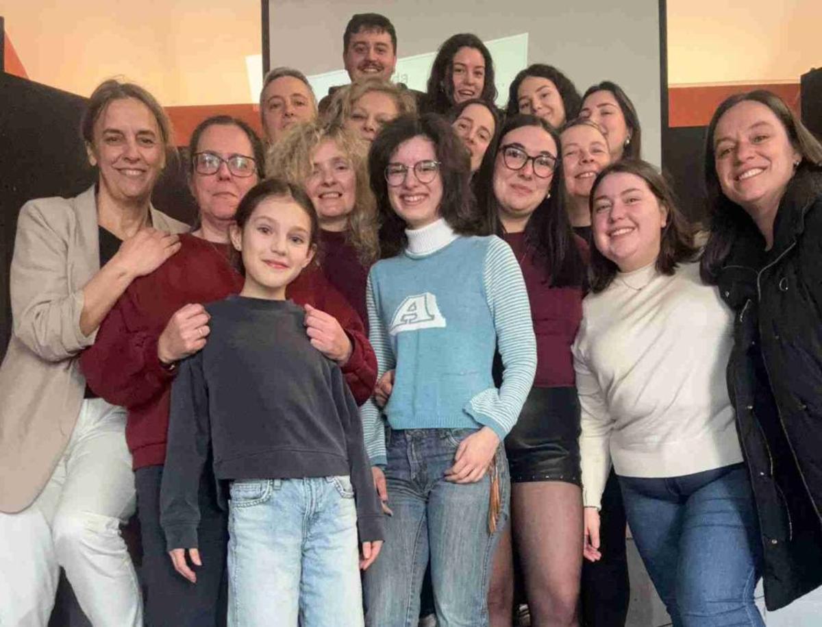 Las cursillistas posan con autoridades municipales.