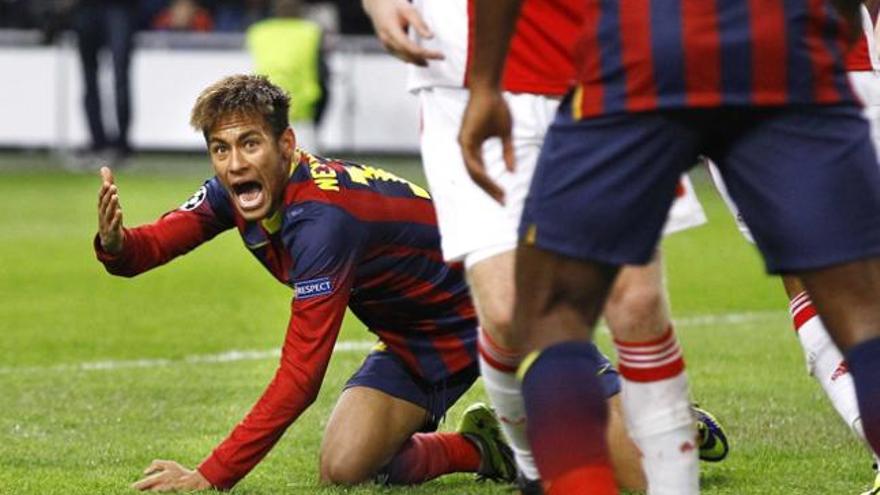 Neymar protesta una jugada durante el partido contra el Ajax.