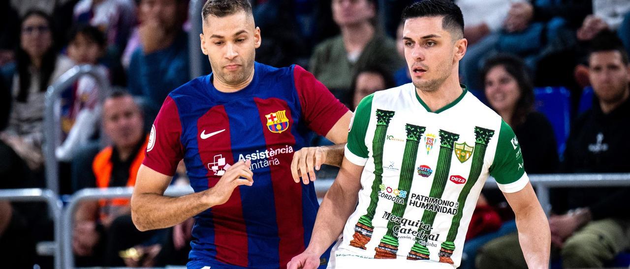 Antoniazzi y Pîto, en una acción del Barça-Córdoba Futsal en el Palau.