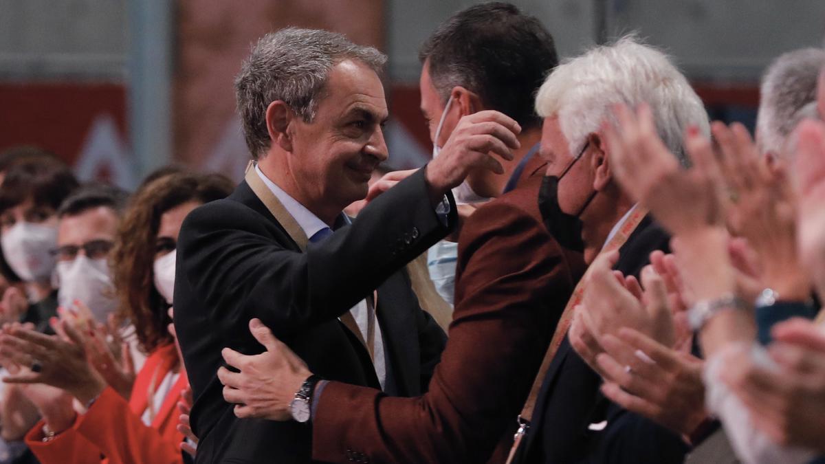 El secretario general del PSOE y jefe del Ejecutivo, abraza primero al expresidente José Luis Rodríguez Zapatero antes de hacerlo con Felipe González, este 16 de octubre de 2021 en la inauguración oficial del 40º Congreso Federal del partido, en la Fira de València. En vídeo, González arropa a Sánchez. 