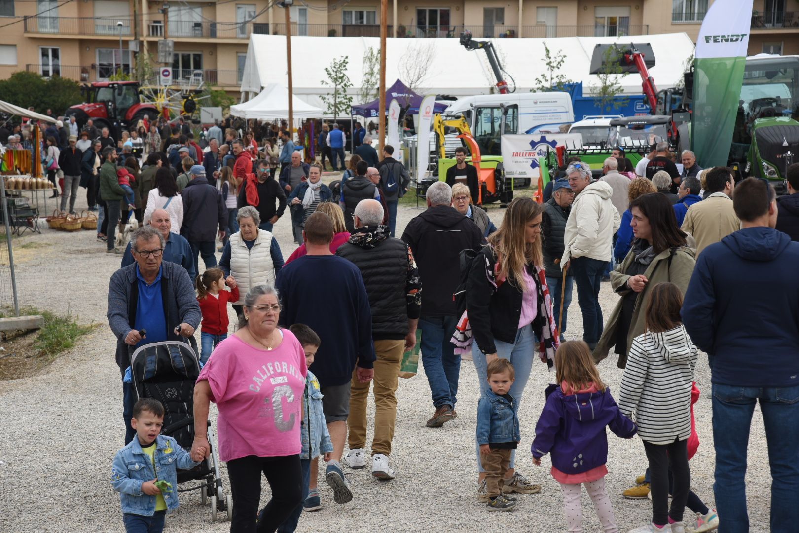 La Fira de Sant Isidre de Solsona obre amb ambient, però pendent del cel