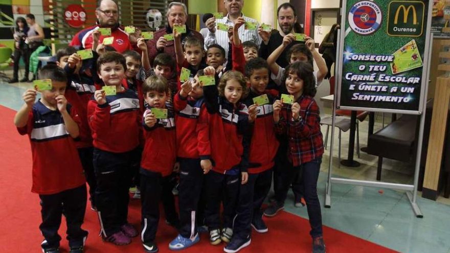 Los jugadores más jóvenes de la UD Ourense, técnicos y directivos muestran sus carnés. // J.Regal