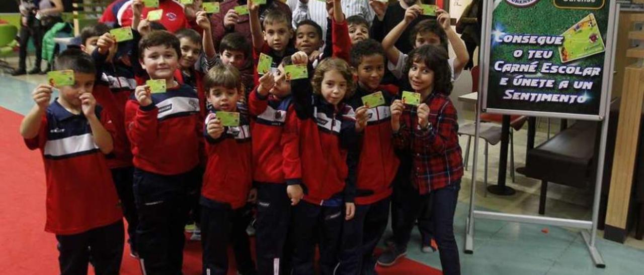 Los jugadores más jóvenes de la UD Ourense, técnicos y directivos muestran sus carnés. // J.Regal