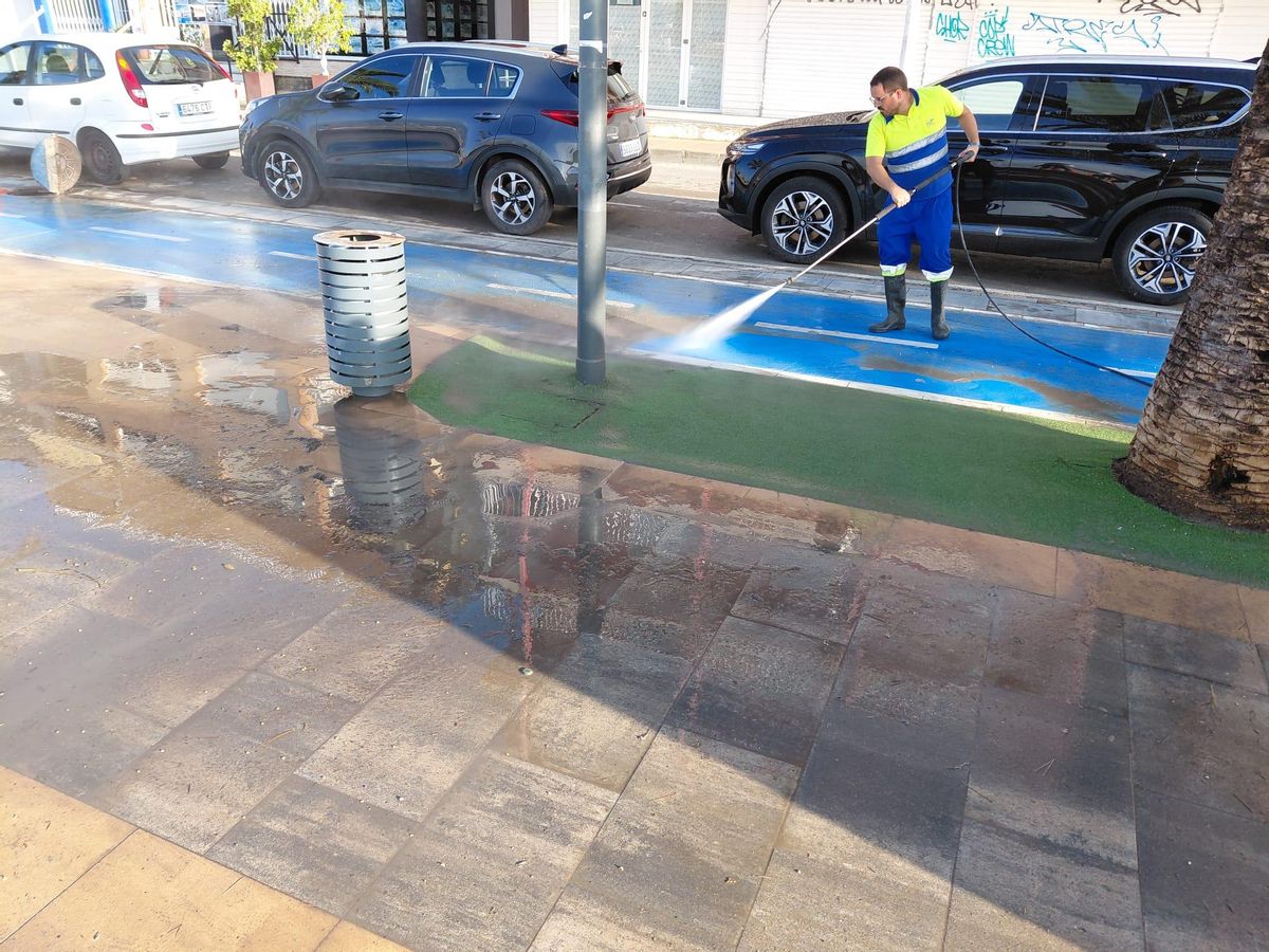 Un trabajador en las calles de San Pedro del Pinatar, horas después de la tormenta.