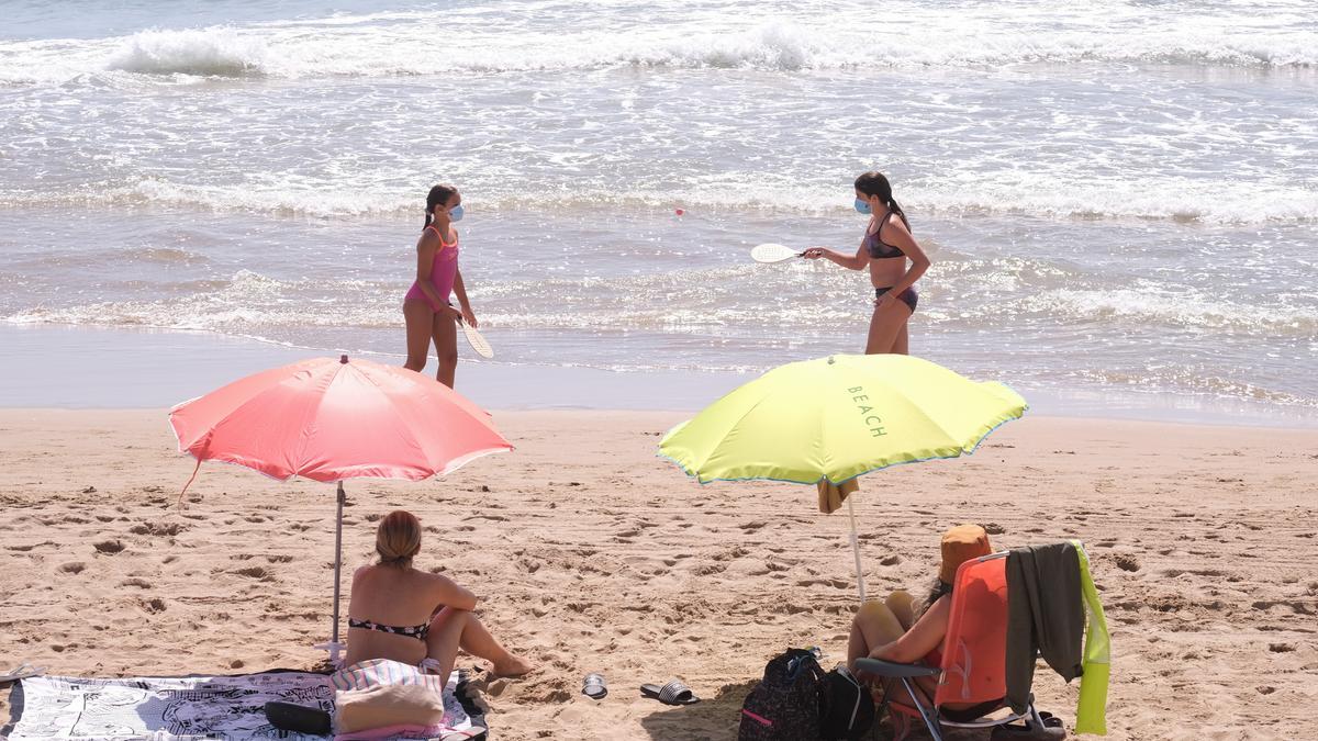 Una imagen reciente de las playas de Elche.