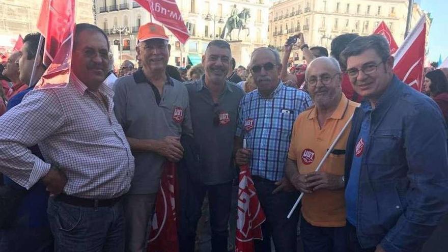 Santalla, a la derecha, junto a otros representantes sindicales en la marcha a favor de las pensiones.