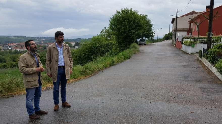 Vilariño y Casares, ayer, en la urbanización de García Sánchez.