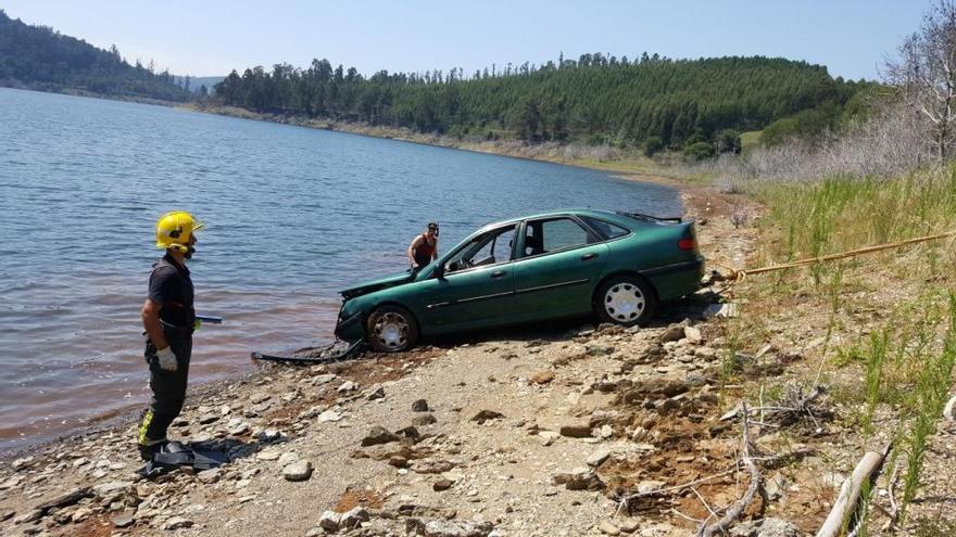 Rescatan un turismo que cayó al embalse de Portodemouros