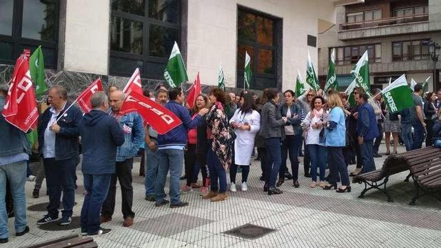 Sindicalistas y profesionales sanitarios, ayer, ante la sede del Servicio de Salud (Sespa).