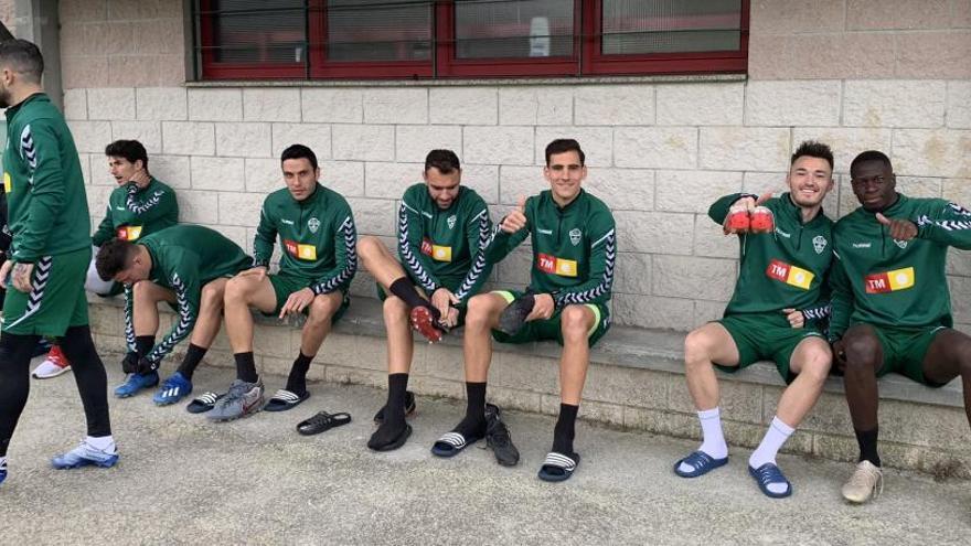 Los jugadores del Elche antes de iniciar el entrenamiento de este lunes en las instalaciones del Lugo