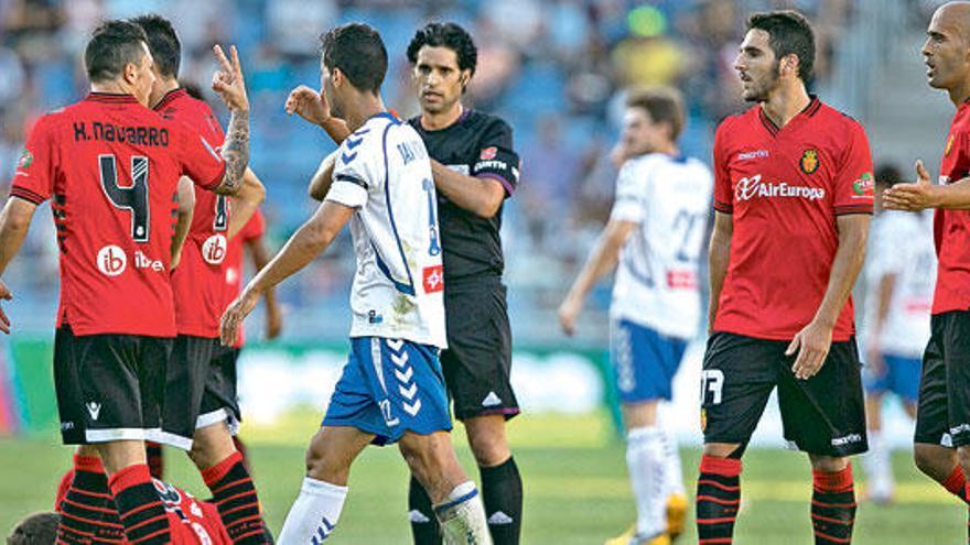 El árbitro Once tarjetas amarillas y una roja