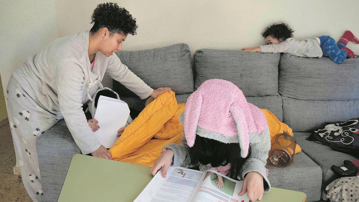 Tersi abriga a sus hijos mientras hacen los deberes en una casa con pobreza energética.