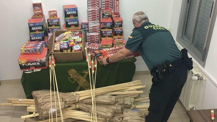 Un agente con el material del que se incautó la Guardia Civil. // Guardia Civil