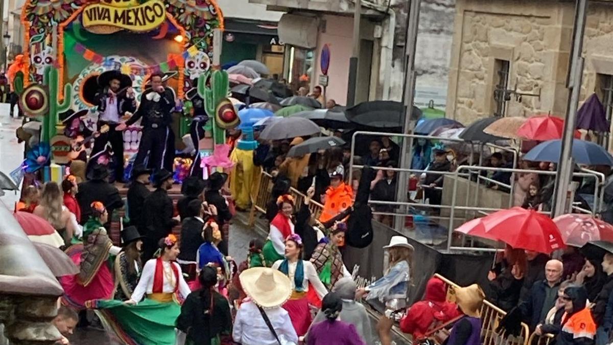 Un momento del desfile de Entroido de Negreira a su paso por delante de la casa consistorial