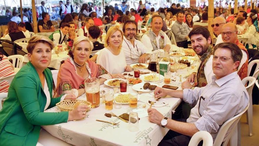 El presidente Fernando López Miras sentado a la mesa con sus actuales consejeros durante el Bando de la Huerta.