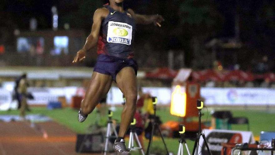 Okutu, durante su último y decisivo salto. // Efe