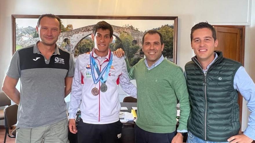 Alberto Plaza en el recibimiento que le brindó el ayuntamiento de Cangas de Onís