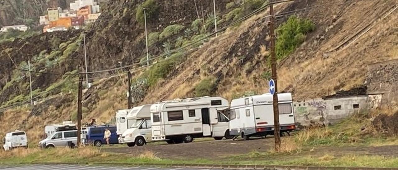 Caravanas estacionadas en la playa de Las Teresitas