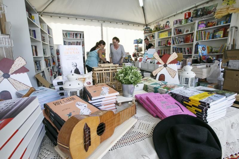 28.05.18. Las Palmas de Gran Canaria. Preparativos de la Feria del Libro.  El Libro Técnico. Parque San Telmo. Foto Quique Curbelo  | 28/05/2018 | Fotógrafo: Quique Curbelo