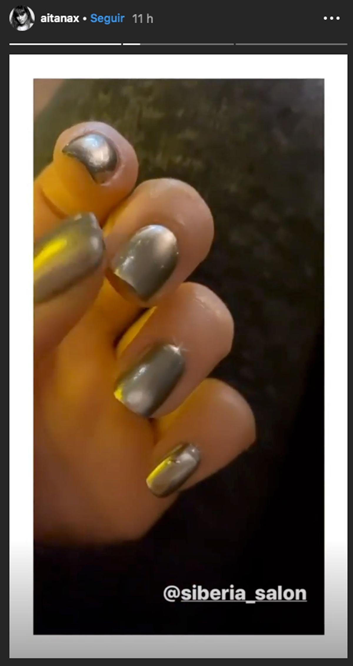 Manicura plateada de Aitana.