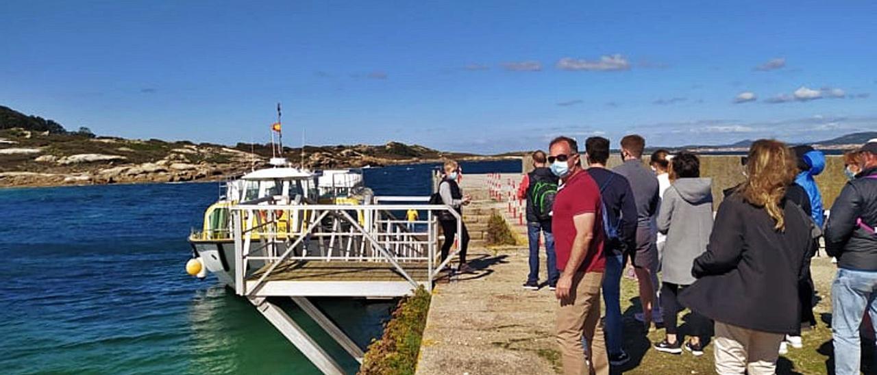 Un grupo de turistas esperan su turno para un viaje en catamarán por aguas de O Grove. |   // FDV