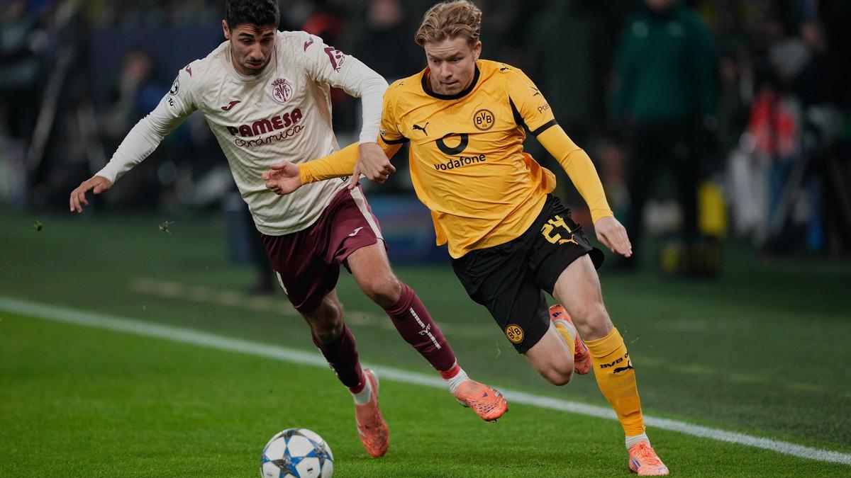 Comesaña pelea por un balón durante el Dortmund - Villarreal