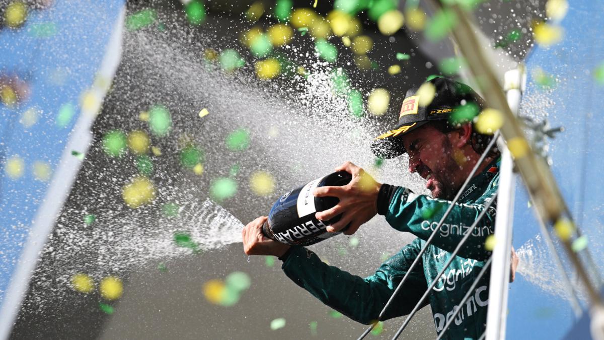 Fernando Alonso, celebrando su podio en Brasil