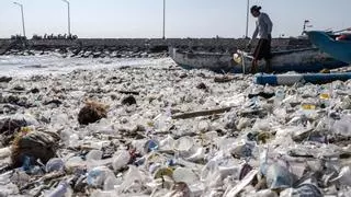 La basura se acumula en las playas de Bali tras la temporada de lluvias