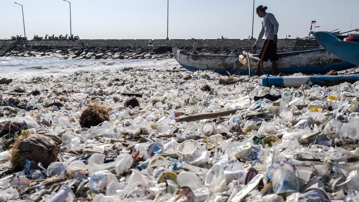 La basura se acumula en las playas de Bali tras la temporada de lluvias por la falta de gestión de residuos