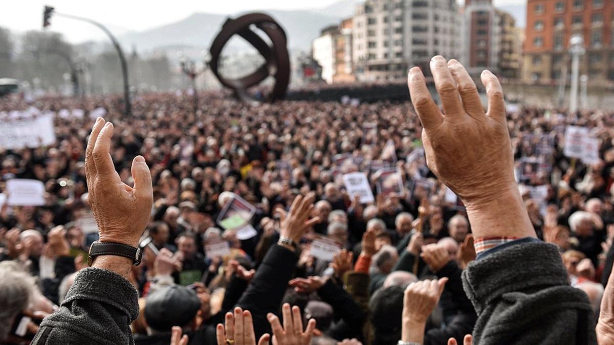 Miles de jubilados y pensionistas se manifiestan en el centro de Bilbao para exigir unas pensiones dignas, en febrero del 2018