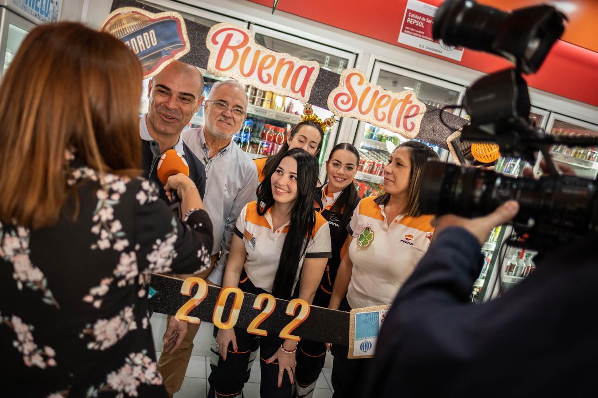 Celebración del Gordo en la gasolinera de Granadilla