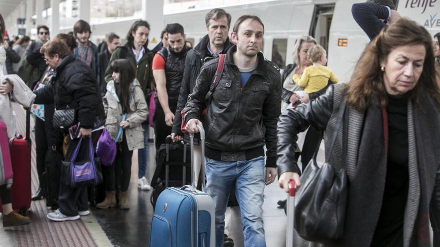 Viajeros en la estación del AVE de Alicante