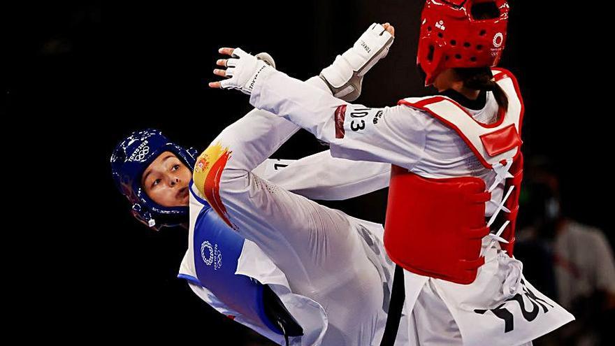 Adriana Cerezo en otro momento del combate contra la turca Rukiye Yildirim (d). EFE/ Miguel Gutiérrez