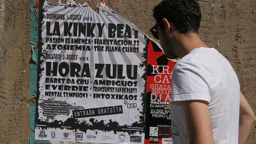 El cartel del festival fotografiado ayer en Novelda, donde se puede ver el nombre de la banda apodada como el terrorista