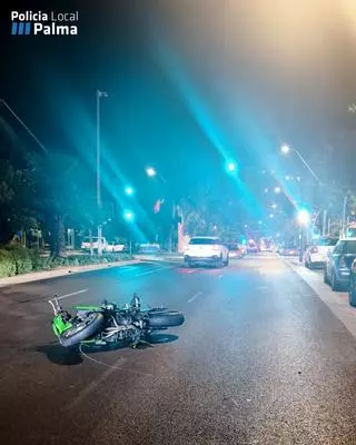 Un motorista que circulaba de forma temeraria, herido al estrellarse contra un coche en Palma