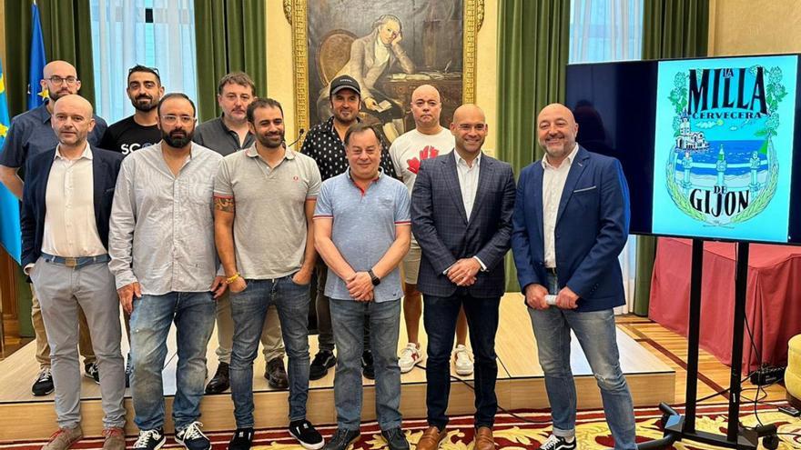 Los participantes en la «Milla cervecera», en el salón de recepciones del Ayuntamiento.