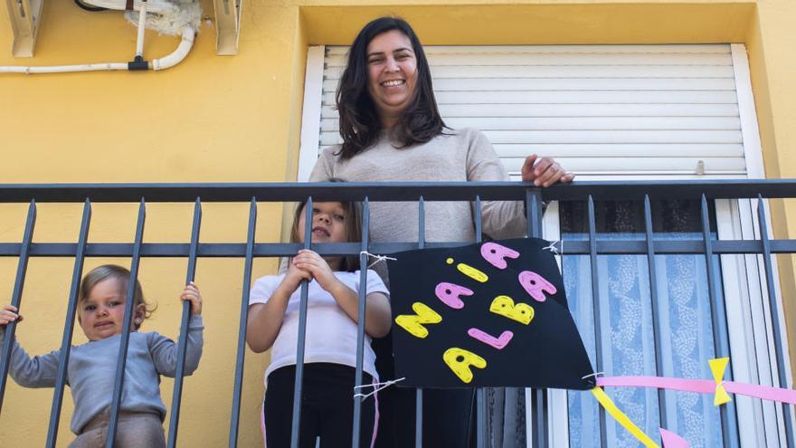 Los balcones se llenan de cometas creadas por los más pequeños.