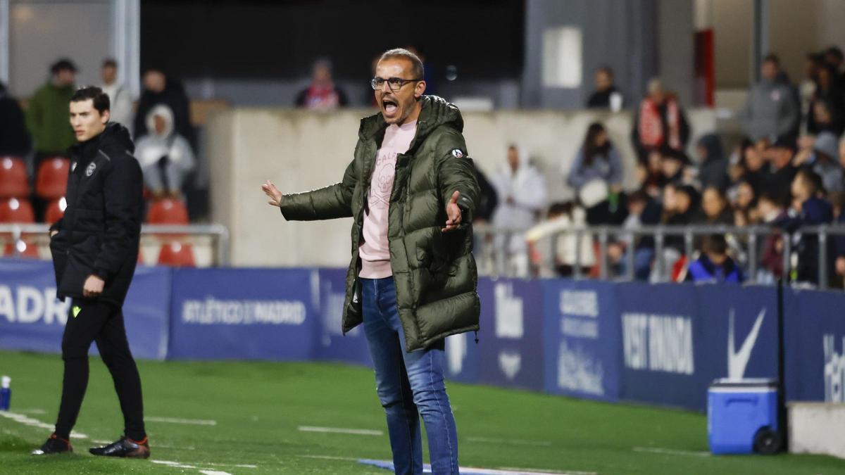 Beto Company da indicaciones durante el Atlético Madrileño-Hércules.
