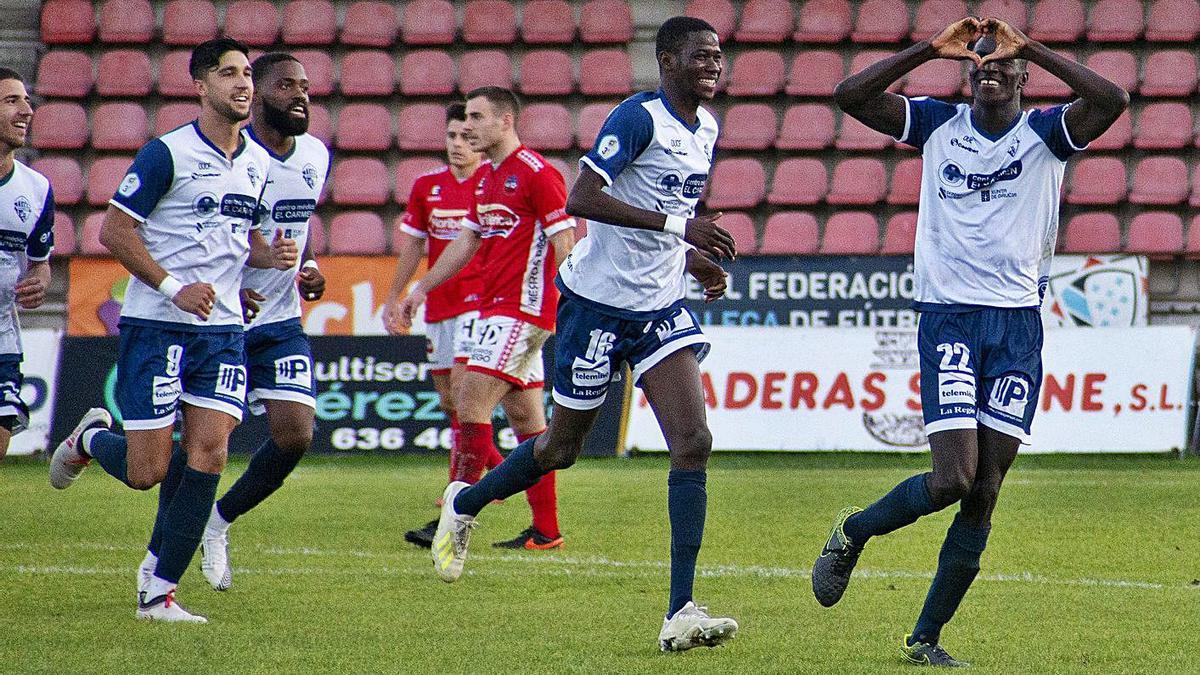 Taffa celebra el 2-1 en el partido entre Ourense CF y Estradense, ayer en O Couto. |  // CARLOS PETEIRO